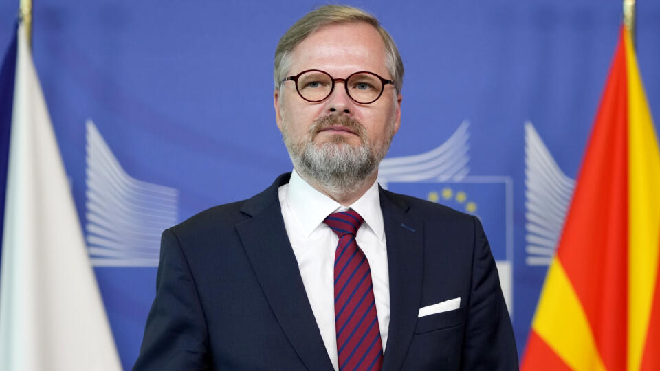 WA 30 archív Brusel - Na archívnej snímke z 19. júla 2022 český premiér Petr Fiala odpovedá na otázky novinárov v sídle Európskej únie (EÚ) v Bruseli. Čiastočná mobilizácia, ktorú vyhlásil ruský prezident Vladimir Putin, je snahou o ďalšiu eskaláciu Ruskom rozpútanej vojny na Ukrajine. Uviedol to v stredu 21. septembra 2022 na sociálnej sieti Twitter v reakcii na prejav ruského prezidenta predseda českej vlády Petr Fiala. Podľa Fialu je Putinovo vyhlásenie dôkazom toho, že jediným agresorom je p