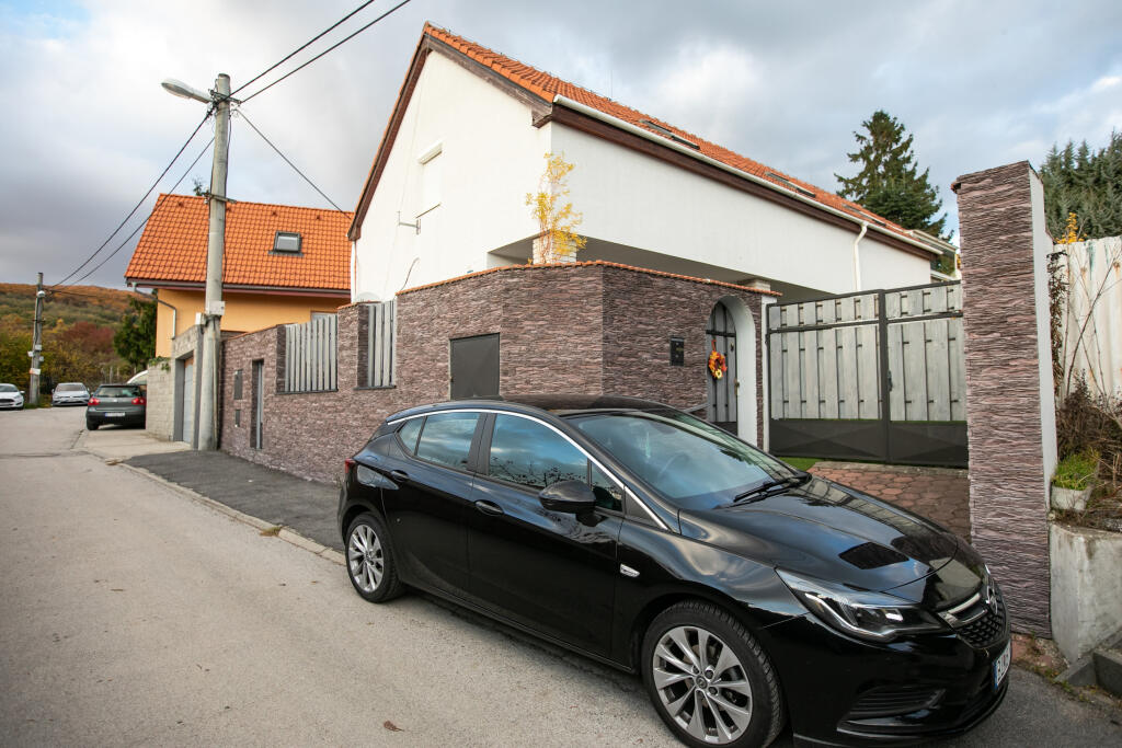 Pred jej dom v bratislavskej Rači postupne prichádzali autá, z ktorých vystúpili jej sestry aj s rodinami a po krátkom zvítaní zamierili do útrob rodinného domu.