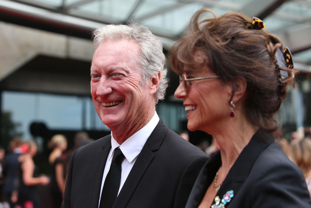 Bryan Brown (73) je úspešný austrálsky herec, ktorý účinkoval vo viac ako 80 domácich i zahraničných filmoch a televíznych projektoch. Na foto s manželkou Rachel Ward v roku 2018.