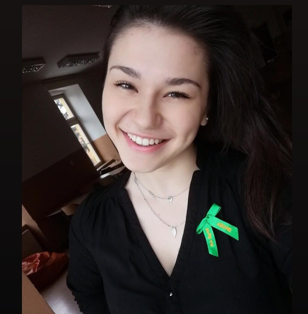 S veľkým zármutkom musím oznámiť, že následkom zranení podľahla aj Broňa Božoňová.
Broňa s Marekom začínali iba svoj vzťah, a osud im to takto zákerne prerušil.
Rodičom oboch našich študentov môžem už iba vyjadriť obrovskú spoluúčasť a vyjadriť úprimnú sústrasť.