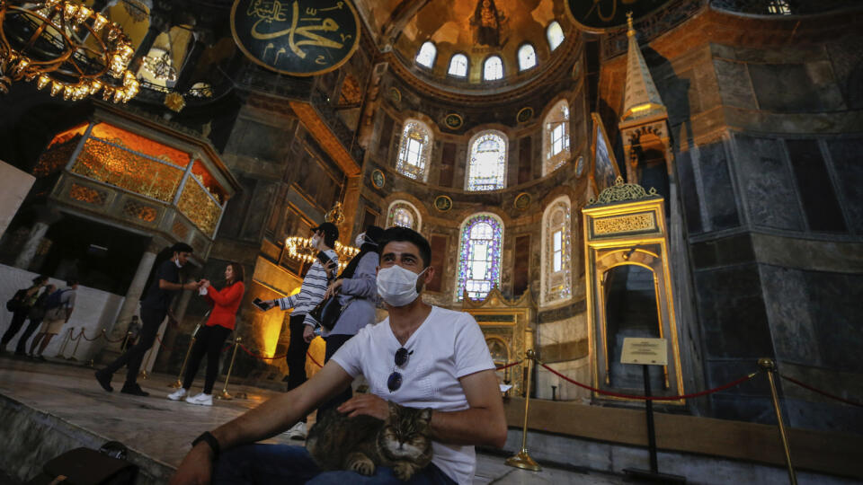 WA 12 Istanbul - Návštevník hladká mačku v istanbulskom múzeu Hagia Sofia 25. júna 2020. Turecký najvyšší súd vo štvrtok 2. júla rozhodne o návrhu na otvorenie istanbulského múzea Hagia Sofia, monumentálneho kresťanského chrámu z čias Byzantskej ríše, pre moslimské modlitby. Hagiu Sofiu postavili pôvodne ako kostol v 6. storočí počas existencie kresťanskej Byzantskej ríše ako stredobod jej vtedajšej metropoly Konštantínopol, dnešného Istanbulu. Takmer okamžite po dobytí Konštantínopolu osmanským