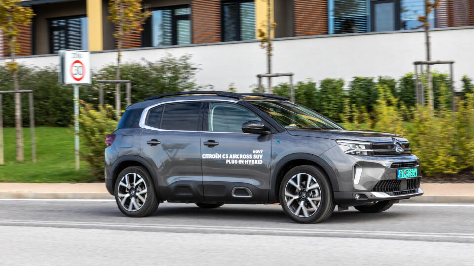 Citroen C5 Aircross PHEV je SUV do mesta, pri ktorom si zvolíte, či budete jazdiť na benzín alebo elektrinu.