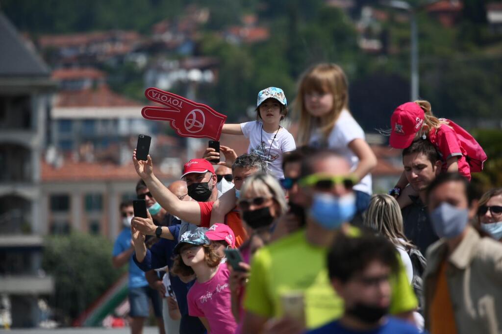 Štart 20. etapy Giro d´Italia vyvolal v mestečku Verbania-Valle Spluga ošiaľ. Stovky fanúšikov vyprevádzali cyklistov na 164-kilometrovú trať.