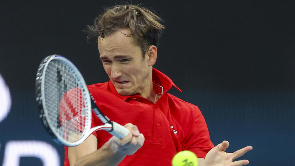 KK33 Melbourne - Ruský tenista Daniil Medvedev v zápase proti Argentínčanovi Diegovi Schwartzmanovi v základnej D-skupine na ATP Cupe 2. februára 2021 v Melbourne. FOTO TASR/AP
Russia's Daniil Medvedev makes a forehand return to Argentina's Diego Schwartzman during their ATP Cup match in Melbourne, Australia, Tuesday, Feb. 2, 2021. (AP Photo/Hamish Blair)