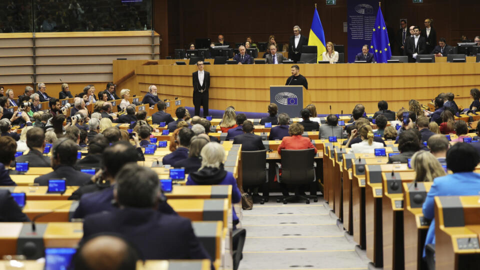 JB 27 Brusel - Ukrajinský prezident Volodymyr Zelenskyj (uprostred) počas prejavu na plenárnom zasadnutí Európskeho parlamentu v Bruseli 9. februára 2023 v rámci summitu EÚ. Zelenskyj v rámci tretej zastávky na krátkej európskej ceste požiada vedúcich predstaviteľov EÚ o zvýšenie podpory pre svoju vojnou zničenú krajinu. FOTO TASR/AP
Ukraine's President Volodymyr Zelenskyy, centre, speaks during an EU summit at the European Parliament in Brussels, Belgium, Thursday, Feb. 9, 2023. On Thursday, Z