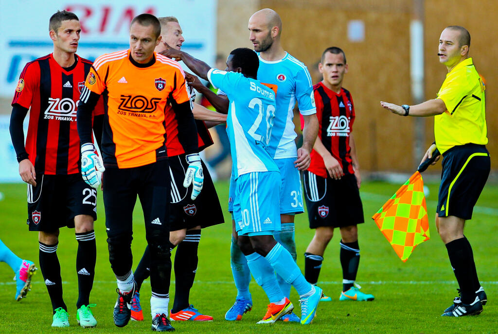 Konflikt hráčov poznačil derby aj v roku 2013. Seydouba Soumah sa dostal na ihrisko v 82. minúte, za krátky čas však predviedol dva škaredé zákroky, kvôli ktorým bol vylúčený. Z ihriska sa mu však nechcelo, stihol dokonca aj fyzicky napadnúť kapitána Trnavy Romana Procházku.