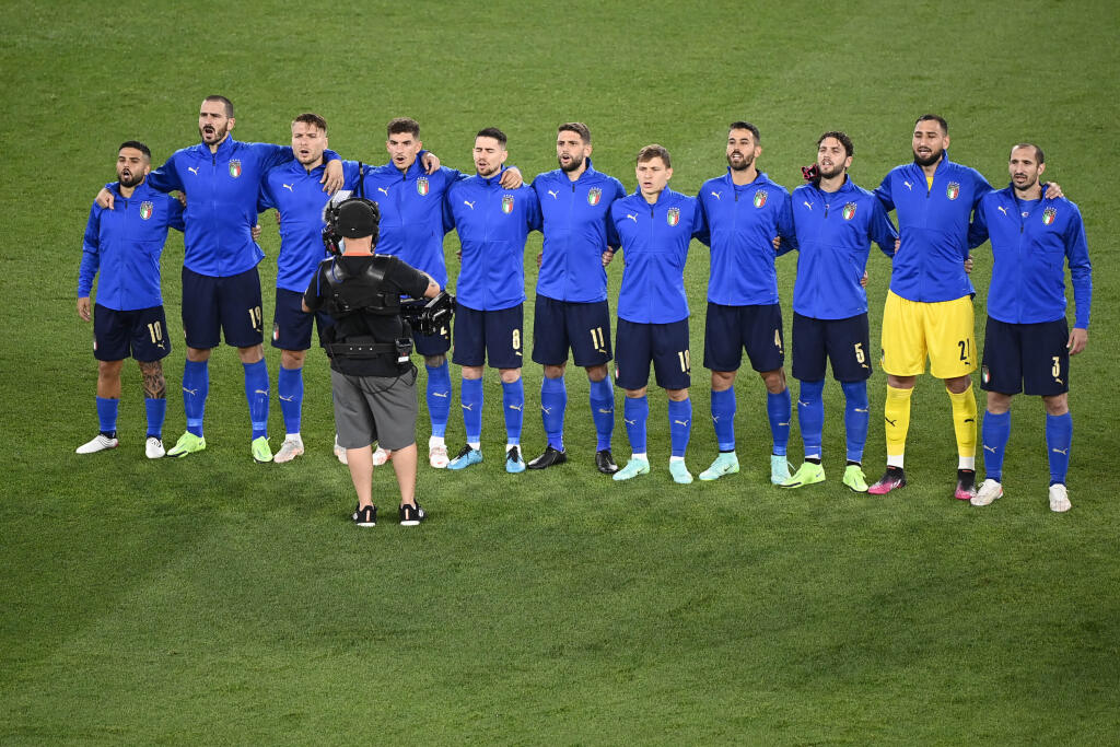 EBE 39 Rím - Na snímke hráči Talianska pred zápasom A-skupiny na majstrovstvách Európy vo futbale 2021 Taliansko – Švajčiarsko v stredu 16. júna 2021 v Ríme. FOTO TASR/AP
Italian players stand prior of the Euro 2020 soccer championship group A match between Italy and Switzerland at the Rome Olympic stadium, Wednesday, June 16, 2021. (AP Photo/Riccardo Antimiani, Pool)