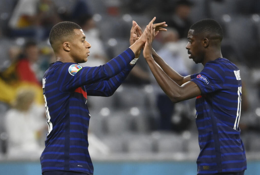 JB 11 Mníchov - Francúzsky hráč Kylian Mbappé(vľavo) oslavuje so spoluhráčom Ousmaneom Dembeleom po výhre nad Nemeckom na konci zápasu F-skupiny Francúzsko - Nemecko na EURO 2020 vo futbale v Mníchove 15. júna 2021. FOTO TASR/AP
France's Kylian Mbappe, left, and France's Ousmane Dembele celebrate after the Euro 2020 soccer championship group F match between Germany and France at the Allianz Arena stadium in Munich, Tuesday, June 15, 2021. (Franck Fife/Pool via AP)