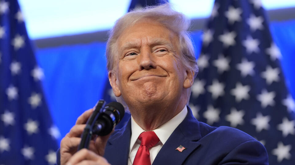 KK20 Bedminster - Na snímke bývalý americký prezident a súčasný republikánsky kandidát na prezidenta Donald Trump hovorí počas podujatia vo svojom golfovom klube v americkom Bedminsteri 15. augusta 2024. Bývalý americký prezident a súčasný republikánsky kandidát na prezidenta Donald Trump sa domnieva, že má právo na osobné útoky proti viceprezidentke a demokratickej prezidentskej kandidátke Kamale Harrisovej. Ako dôvod vo štvrtok uviedol, že je na ňu