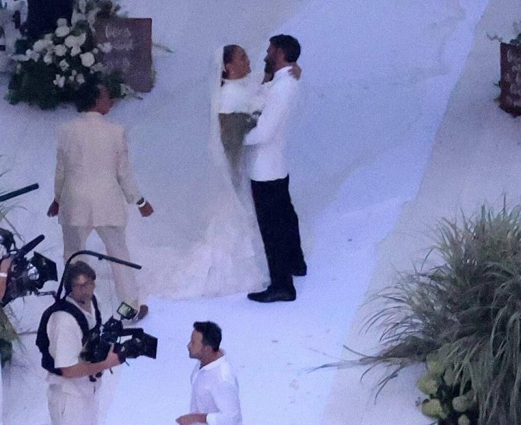 Speváčka Jennifer Lopez na oslavu nového roka zverejnila doteraz nevidené fotografie zo svojej svadby. Krásna latino hviezda mala na sebe šaty z dielne módneho návrhára Ralpha Laurena a ženích bol odetí v elegantnom bielom smokingu.