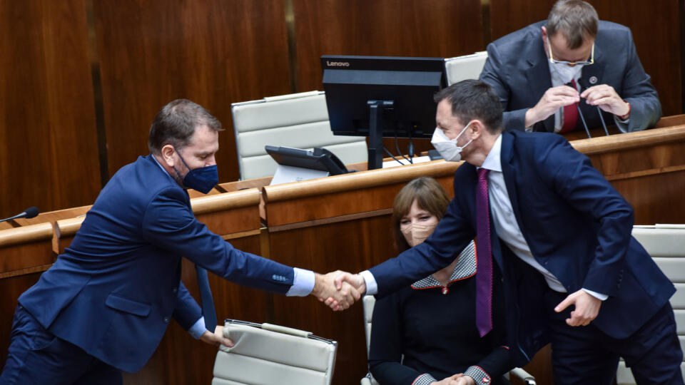 Plénum Národnej rady (NR) SR v utorok schválilo zákon roka, teda štátny rozpočet na budúci rok. Na snímke zľava minister financií SR Igor Matovič (OĽaNO), ministerka investícií, regionálneho rozvoja a informatizácie SR Veronika Remišová (Za ľudí), predseda vlády SR Eduard Heger (OĽaNO), predseda Národnej rady SR Boris Kollár (Sme rodina) reagujú na výsledok hlasovania.