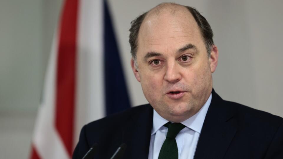WA 5 Berlín - Britský minister obrany Ben Wallace odpovedá na otázky novinárov pred stretnutím so svojou nemeckou rezortnou kolegyňou Christine Lambrechtovou v Berlíne v stredu 26. januára 2022. Wallace potvrdil, že čoskoro pocestuje do Moskvy na rokovania s ruským ministrom obrany Sergejom Šojguom. Informovala o tom vo štvrtok 27. januára stanica BBC. Wallace však neočakáva prelom v rokovaniach. Pre BBC povedal, že stále existuje