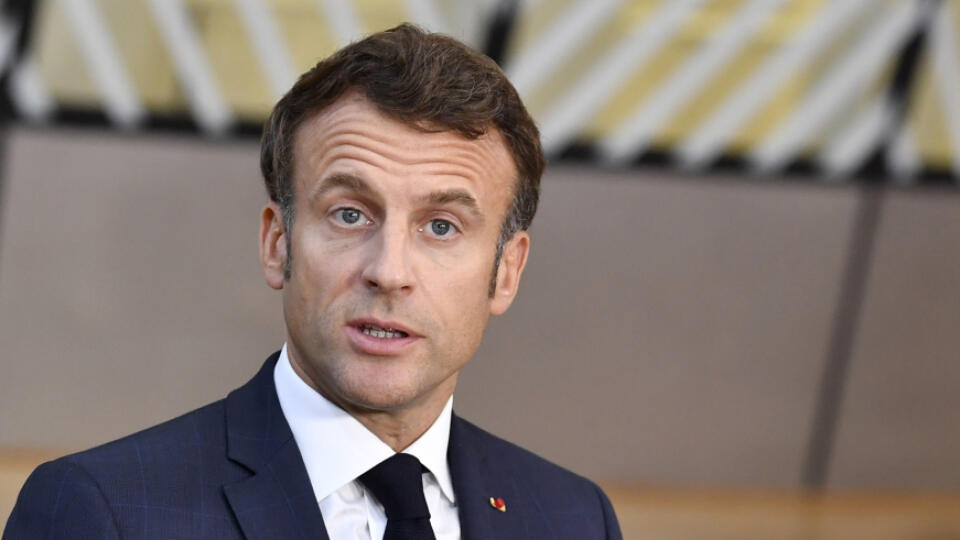KK11 Brusel - Francúzsky prezident Emmanuel Macron hovorí počas príchodu na summit EÚ v Bruseli 20. októbra 2022. Dvojdňový summit EÚ má ako ústredné témy energetickú krízu, vojnu na Ukrajine, ochranu kritickej infraštruktúry a vzťahy s Čínou. FOTO TASR/AP
France's President Emmanuel Macron speaks with the media as he arrives for an EU summit in Brussels, Thursday, Oct. 20, 2022. European Union leaders were heading into a two-day summit Thursday with opposing views on whether, and how, the bloc