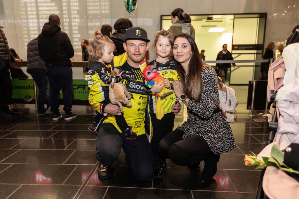 Slovenského motocyklistu prišla na letisko čakať manželka Katarína aj s ich dcérkami Sofiou a Sárou.