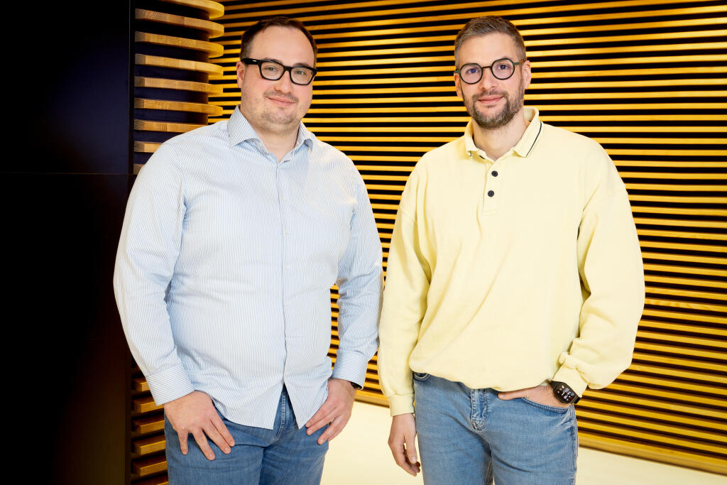 Vladimír Miškovský, FUERGY (vľavo) a Stanislav Stančík, Billa Slovensko (vpravo) úspešne spolupracujú na využití batériových úložísk.