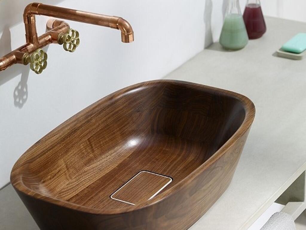 Drevené zariadenie kúpeľne stále pôsobí originálne.