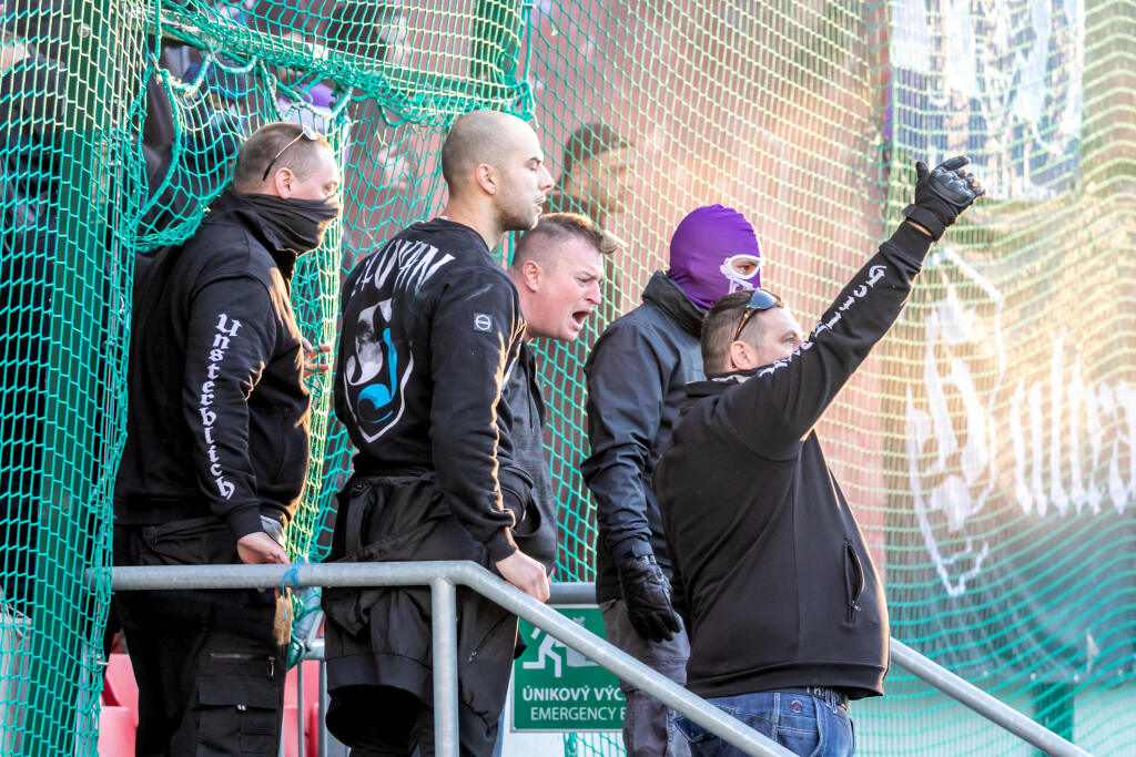 Takto to vyzeralo počas jesenného derby Trnavy so Slovanom. Zo zápasu sa odohrala len necelá štvrťhodina, po nej sa z ihriska stalo bojisko chuligánov.