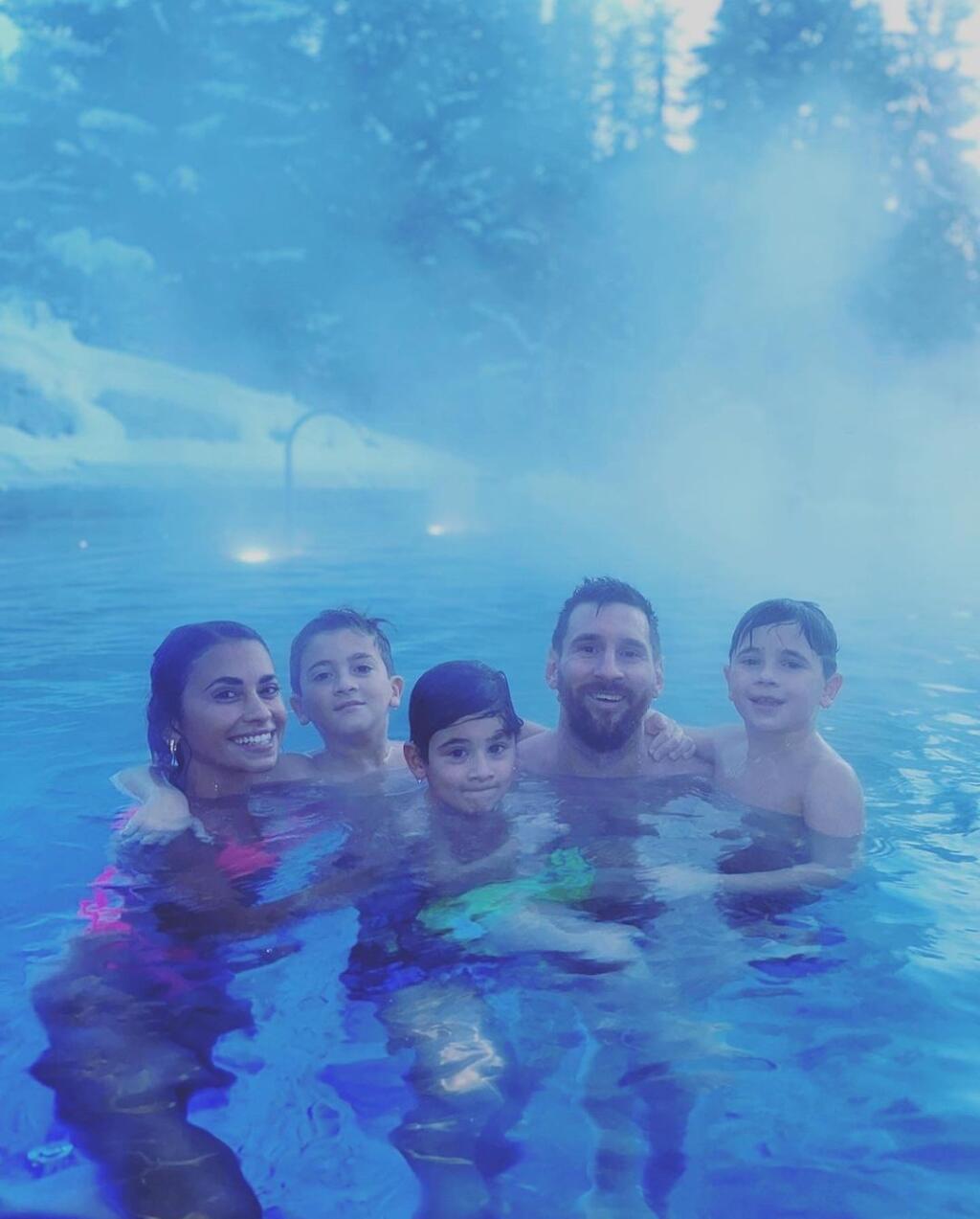 Messi sa pochválil rodinnou fotografiou s tromi deťmi a manželkou Antonelou nahodených v drahých bundách. Ukázal, ako sa kúpu vo vode či deti oblečené v lyžiarskych overaloch s prilbami na hlave.