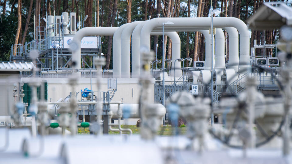 KK15 Lubmin - Potrubné systémy a uzatváracie zariadenia v prijímacej stanici plynovodu Nord Stream 1 v Baltskom mori a odovzdávacej stanice plynovodu OPAL v Lubmine na severe Nemecka 30. augusta 2022. V noci na stredu 31. augusta 2022 sa zastavili dodávky cez plynovod Nord Stream 1, ako plánoval ruský koncern Gazprom. Podľa webovej stránky konzorcia Nord Stream AG, ktoré prevádzkuje plynovod, medzi treťou a štvrtou hodinou už cez plynovod neprúdili žiadne významnejšie objemy. Už počas predchádza