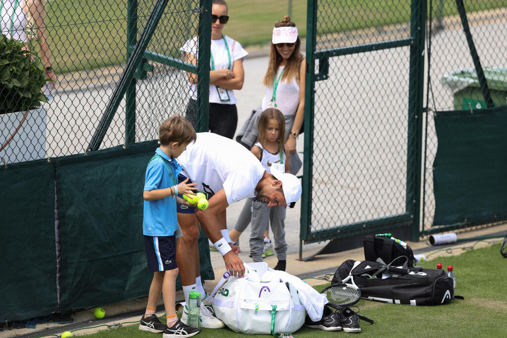 Djokovičovým sparingpartnerom na Wimbledone je aj jeho syn Stefan, s ktorým trénuje na tráve.