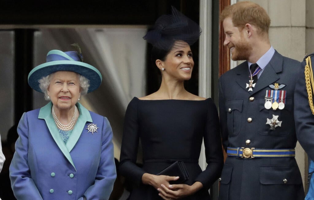 Princ Harry a Meghan Markle svojím rozhodnutím žiť v Amerike kráľovnú veľmi zarmútili.