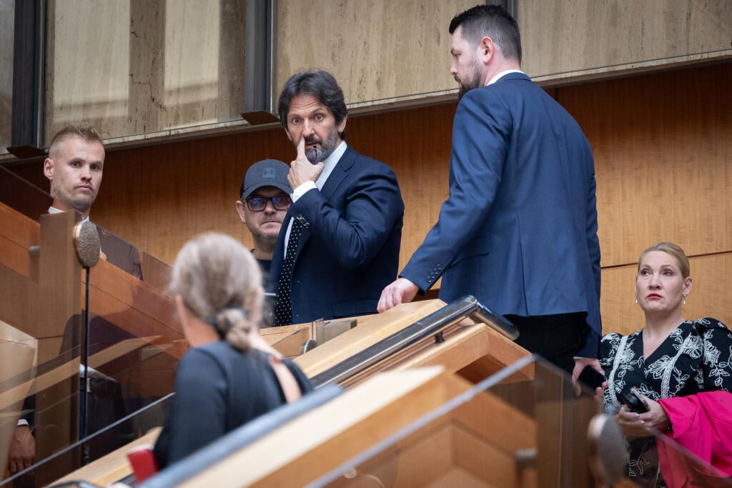 33. schôdza vlády Slovenskej republiky. Zasadnutie brannobezpečnostnej rady štátu po spáchaí atentátu na premiéra Roberta Fica v Handlovej. Na snínke v strede je Robert Kaliňák.