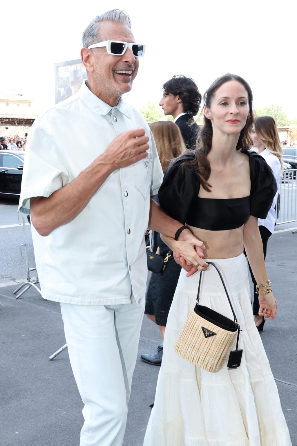 Najnovšie boli na prehliadke Prada a teda outfit pani manželky bol neprehliadnuteľný.