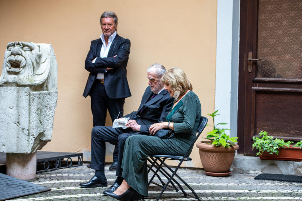 Na snímke Oľga Feldeková a Lubmír Feldek na svadbe svojej dcéry Kataríny Feldekovej.
