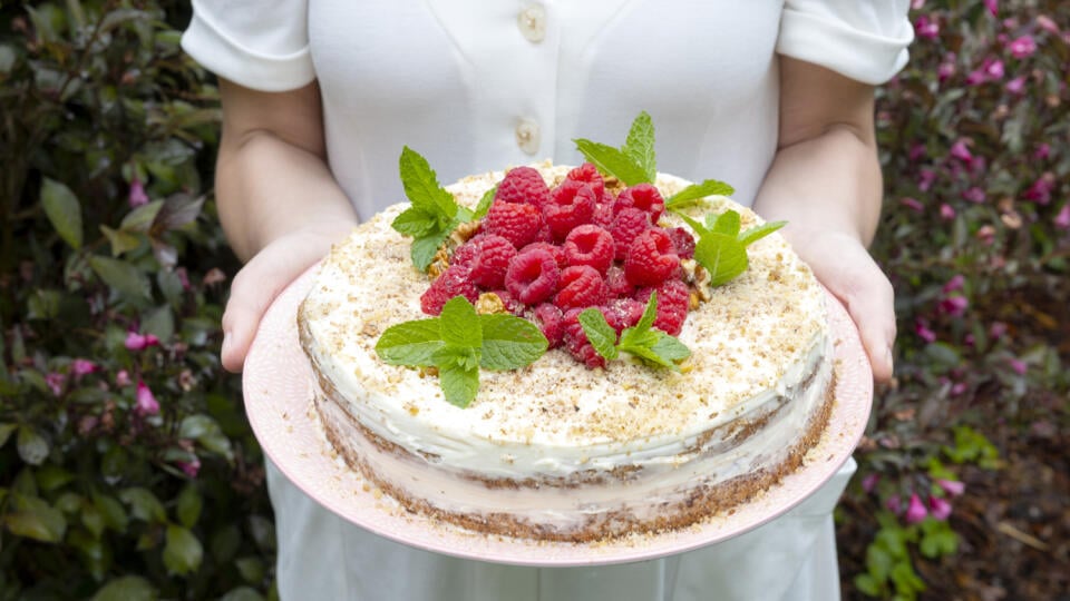 Manželka Ondreja Kandráča Erika, pečie takáto vynikajúca orechovo-malinová torta.