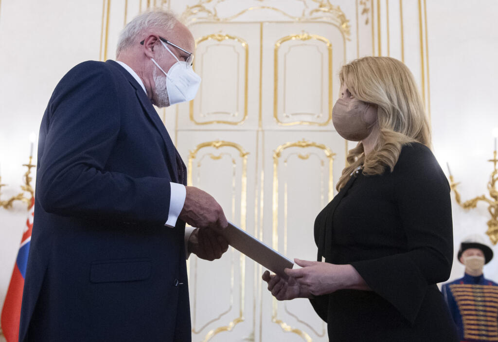 Prezidentka Zuzana Čaputová (vpravo) prijala demisiu doterajšieho ministra pôdohospodárstva a rozvoja vidieka Jána Mičovského (vľavo) v utorok 8. júna 2021 v Bratislave. Za jeho nástupcu vymenovala Samuela Vlčana. FOTO TASR - Martin Baumann