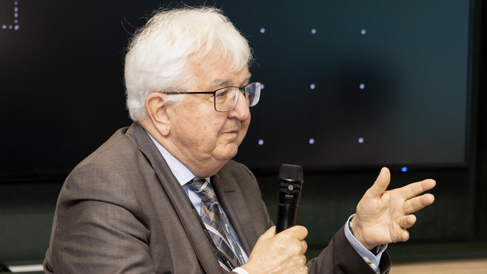 Robert Holzmann.
