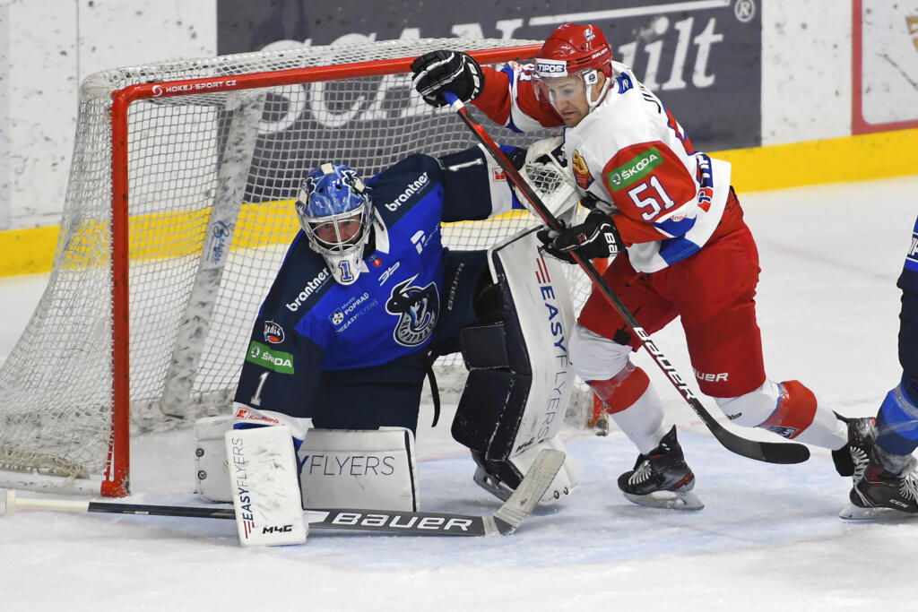 Na snímke vľavo brankár Marek Čiliak (HK Poprad ) a vpravo Juraj Jurík (MHk 32 Liptovský Mikuláš) počas zápasu 1. kola Tipos extraligy MHk 32 Liptovský Mikuláš - HK Poprad 24. septembra 2021 v Liptovskom Mikuláši. FOTO TASR – Milan Kapusta
