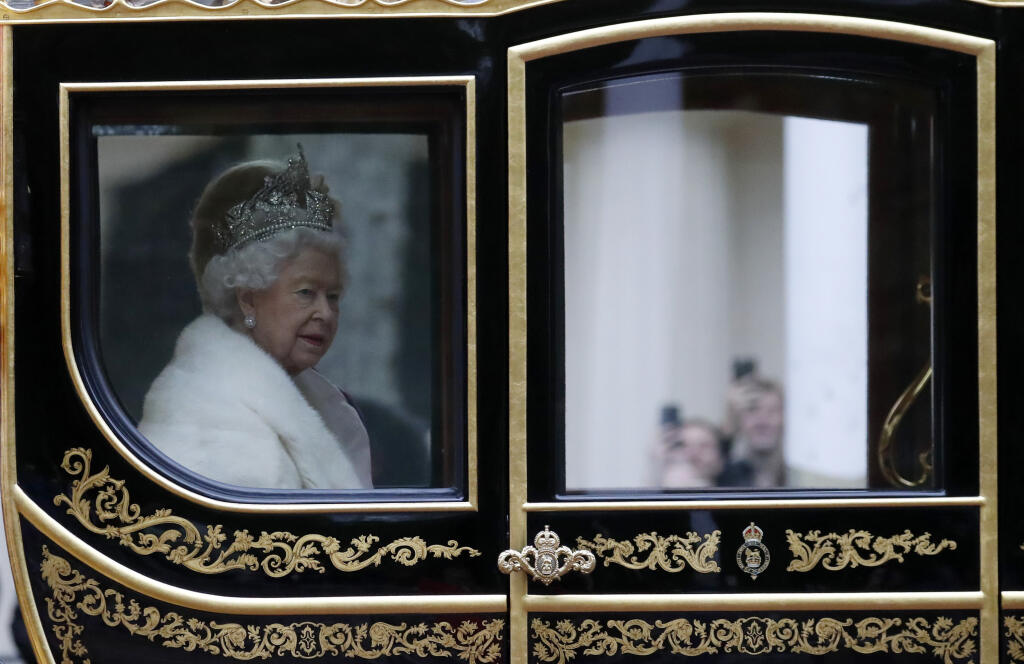 Na snímke britská kráľovná Alžbeta II. prichádza v kočiari na slávnostné otvorenie novej schôdze britského parlamentu v Londýne 14. októbra 2019.