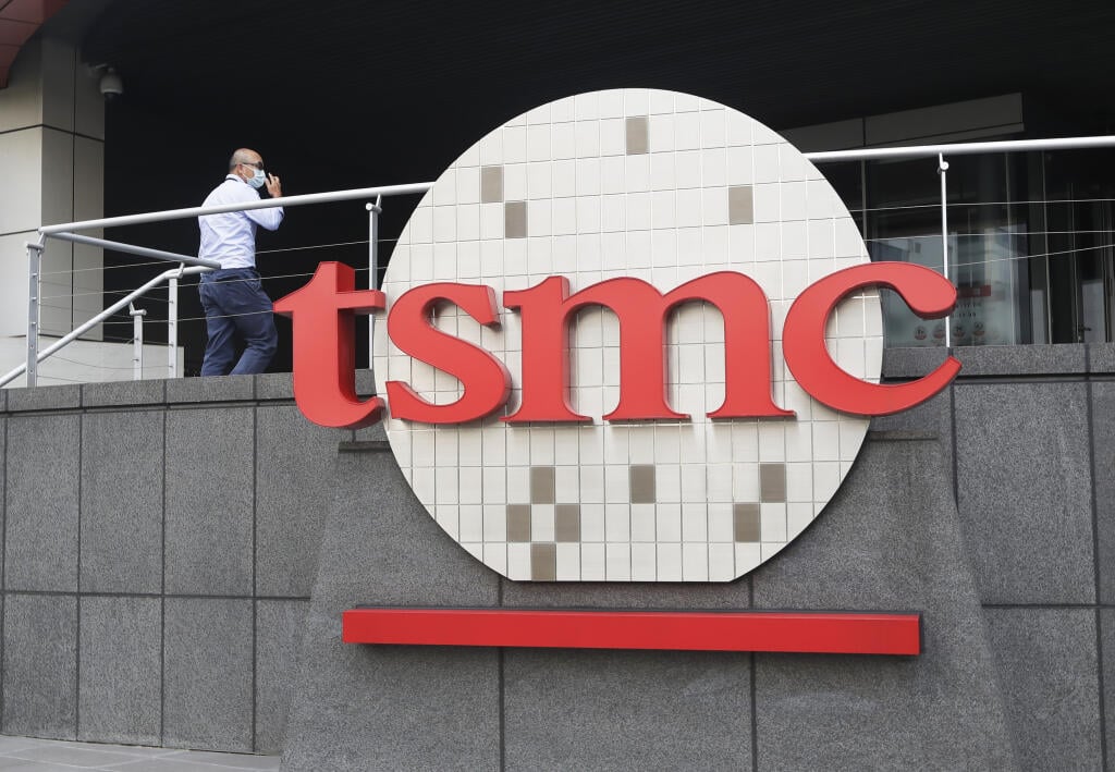 KK21 archív  Hsinchu - Na archívnej snímke z 20. októbra 2021 muž kráča okolo loga sídla taiwanskej spoločnosti Taiwan Semiconductor Manufacturing Co (TSMC) v taiwanskom meste Hsinchu.Taiwanský výrobca polovodičov Taiwan Semiconductor Manufacturing Company (TSMC) sa s americkou vládou dohodol na výstavbe tretej továrne v Arizone. Jeho celkové investície v Spojených štátoch by sa tak vyšplhali na 65 miliárd dolárov (59,96 miliardy eur). FOTO TASR/AP
FILE - A person walks into the Taiwan Semicondu