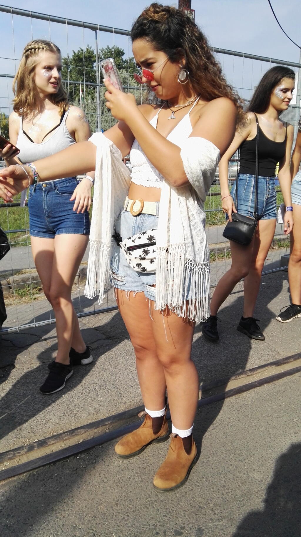 Festivalová móda zo Szigetu 2019: Trblietky na tvári, zapletené vrkoče, bohémsky look dievčat. Nechýbali bláznivé slnečné okuliare, ani hit sezóny – ľadvinky.