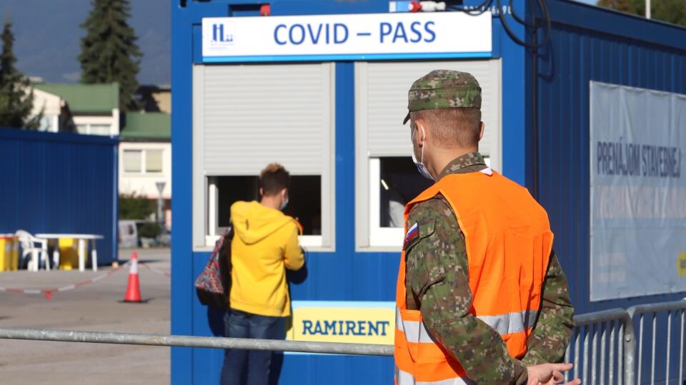 V Banskej Bystrici spustili do prevádzky veľkokapacitné mobilné odberové miesto na odber vzoriek na testovanie COVID-19