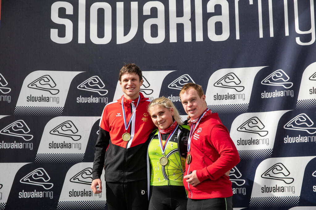 Odmenený bol počas záverečného ceremoniálu každý účastník cyklistického šampionátu.