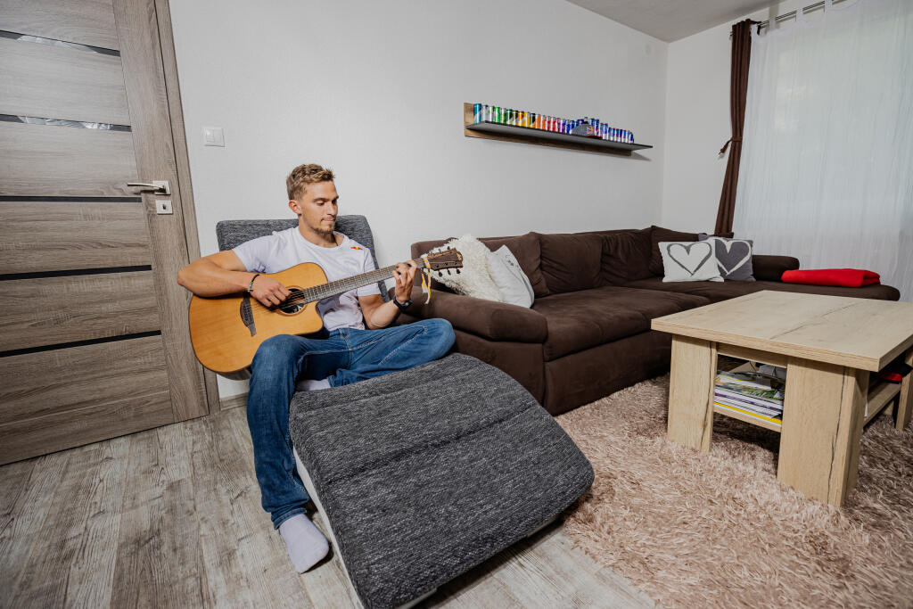Na snímke strieborný olympijský medailista vo vodnom slalome v kategórií K1 Jakub Grigar relaxuje pri hraní na gitare vo svojom byte v Liptovskom Mikuláši.