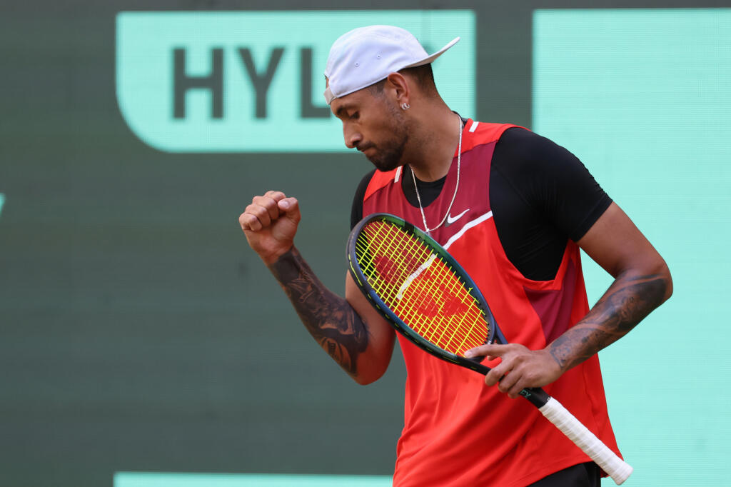 Tenisová analytička tvrdí, že fanúšikovia Kyrgiosa sledujú z nesprávnych dôvodov, pričom zakaždým dúfajú, že niečo vystrojí. Dokonca aj McEnroe ho varoval, aby dával pozor na svoju náladovosť, keďže on s ňou má skúsenosti. Bývalý britský hráč Andrew Castle však tenistu opisuje ako