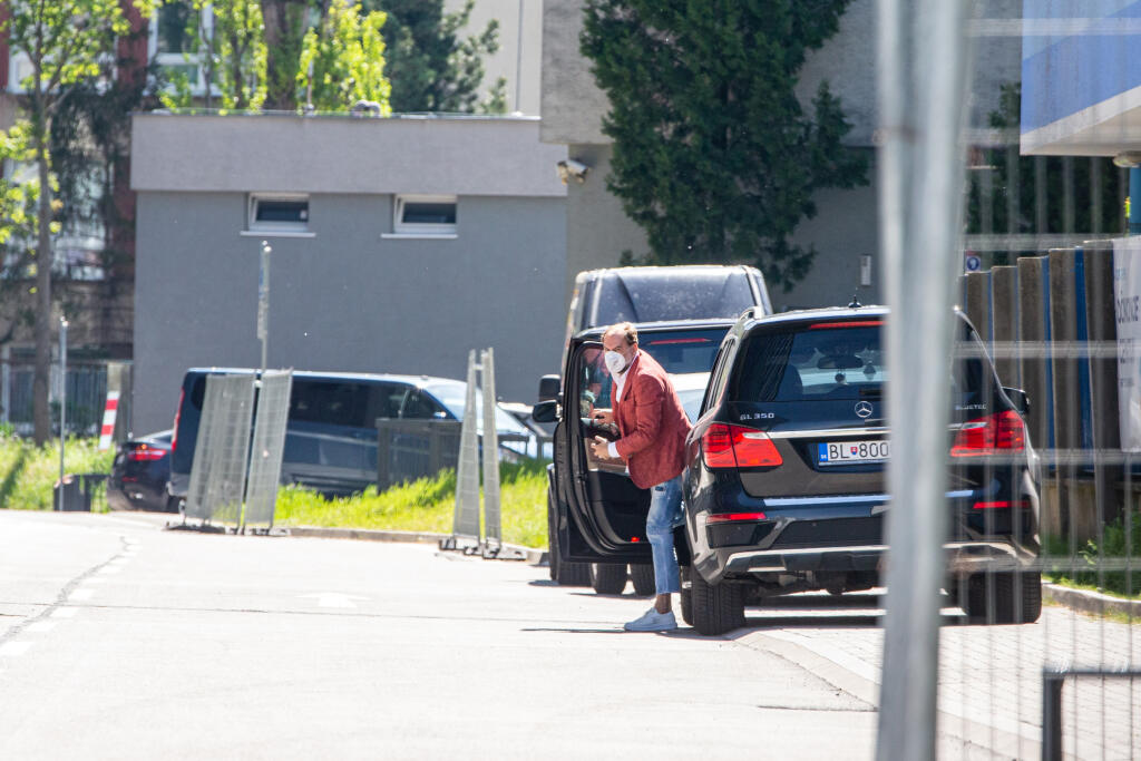 Na snímke tréner Vladimír Weiss starší prichádza na rokovanie so zástupcami futbalového klubu ŠK Slovan Bratislava, Ivanom Kmotríkom maldším a Richardom Trutzom, o svojom pôsobení v pizícií hlavného trénera klubu.