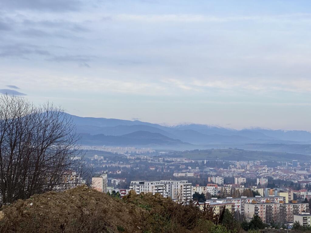 Kráska má z domu takýto výhľad na mesto a Nízke Tatry.