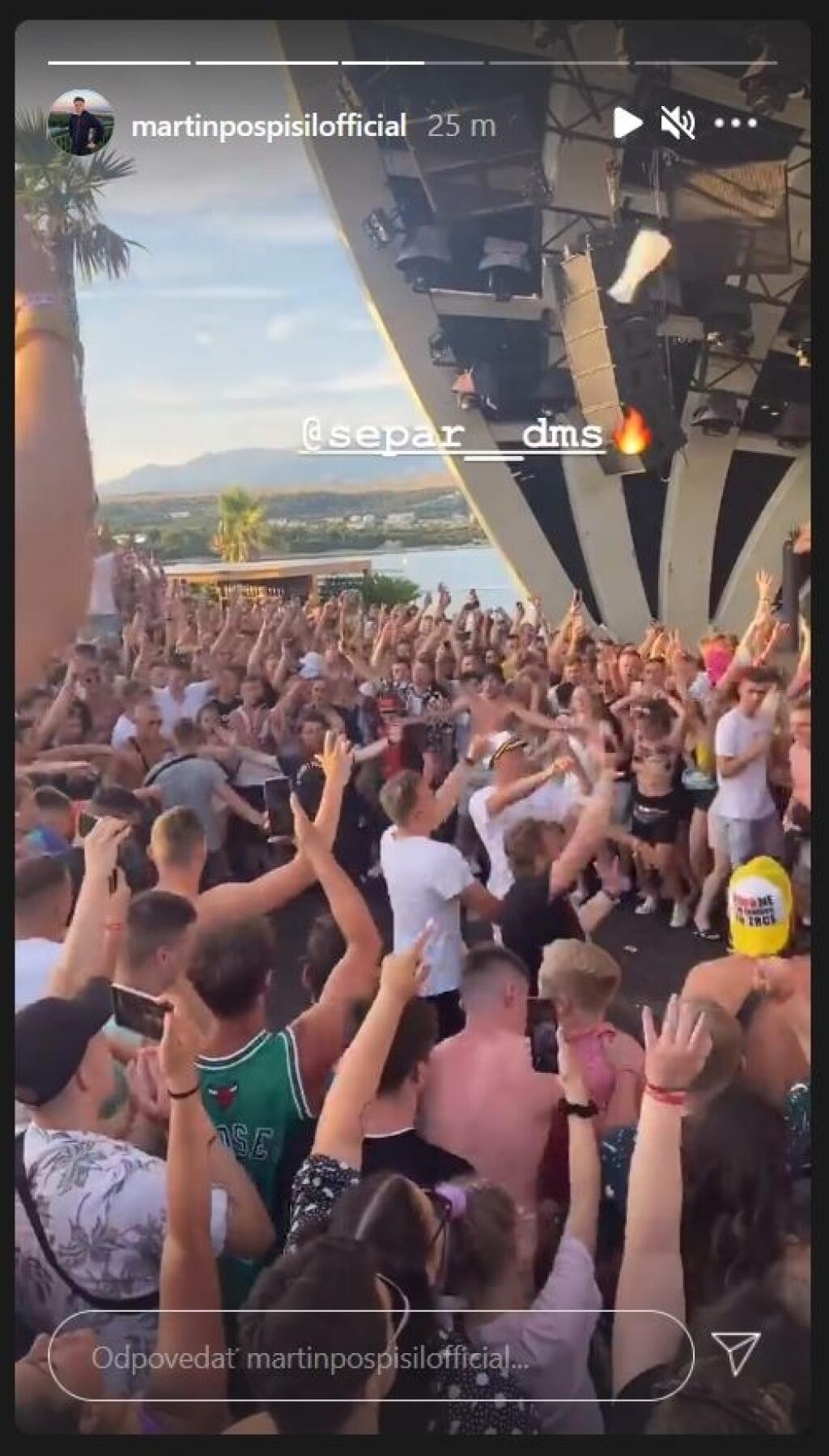 Slovenskí hokejisti si užívali koncert Separa aj Kontrafaktu.