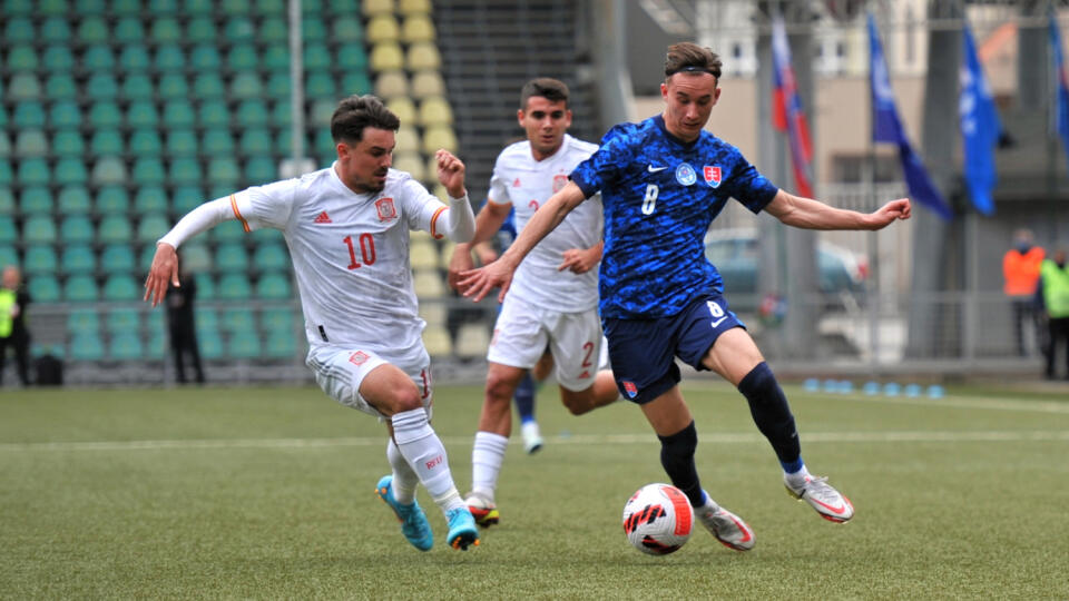 Na snímke v popredí sprava Slovák Martin Šviderský a Španiel Rodri počas zápasu C-skupiny kvalifikácie ME 2023 hráčov do 21 rokov vo futbale Slovensko - Španielsko na futbalovom štadióne v Žiline dňa 29. marca 2022. FOTO TASR - Erika Ďurčová