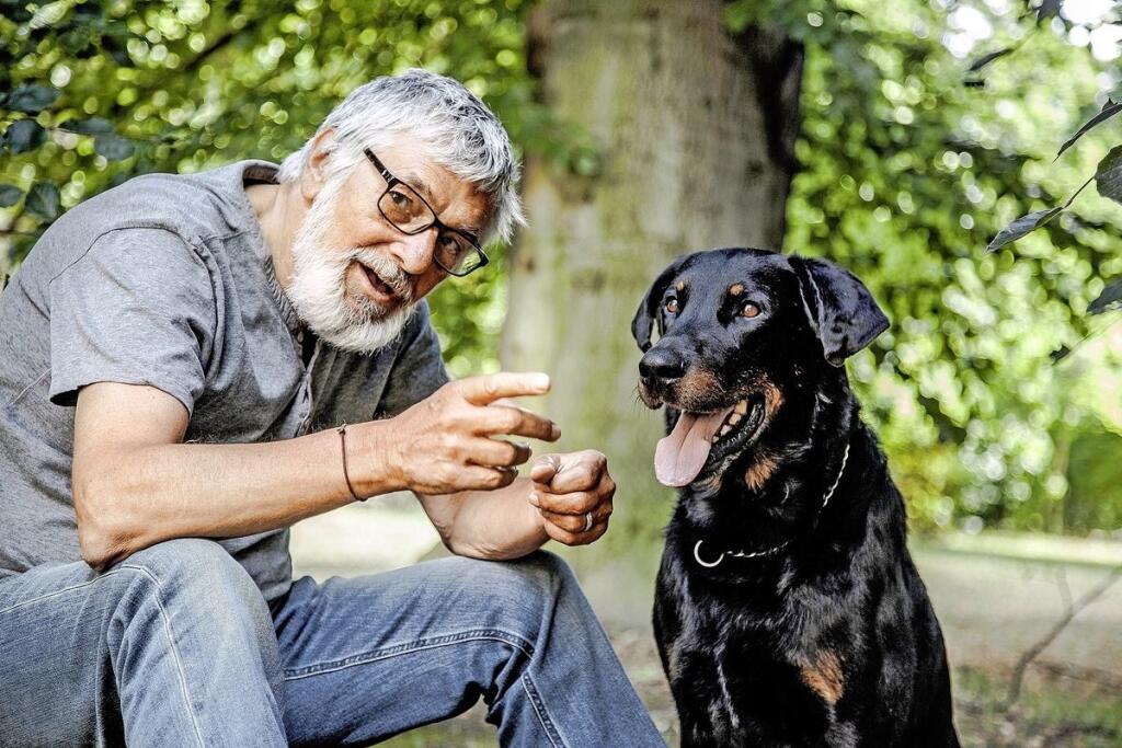 Vo filme Teorie tygra stvárnil veterinára. V súkromí celé roky chová jedno plemeno – jazvečíka.