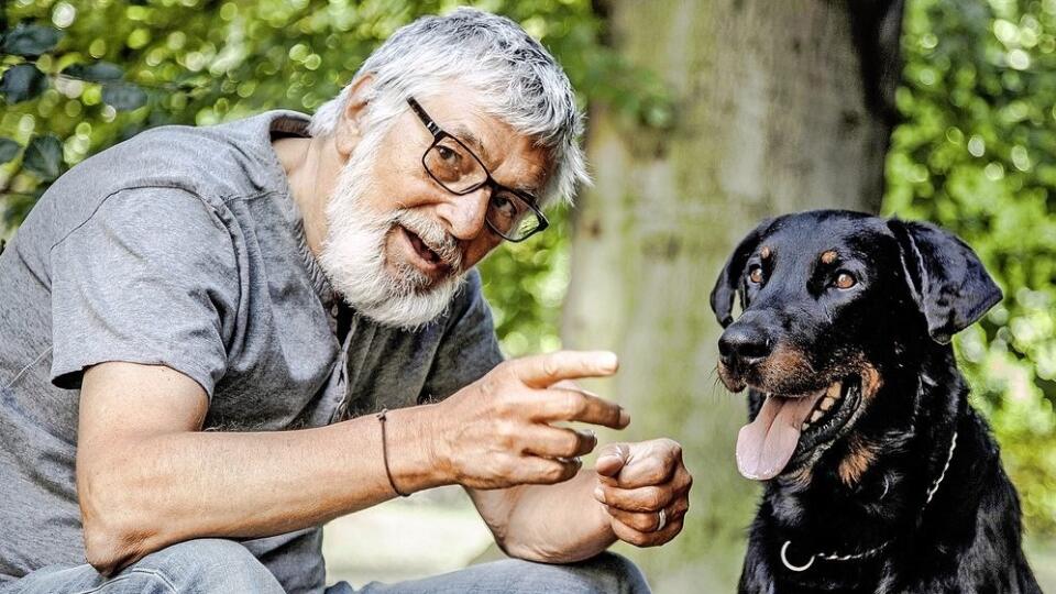 Vo filme Teorie tygra stvárnil veterinára. V súkromí celé roky chová jedno plemeno – jazvečíka.