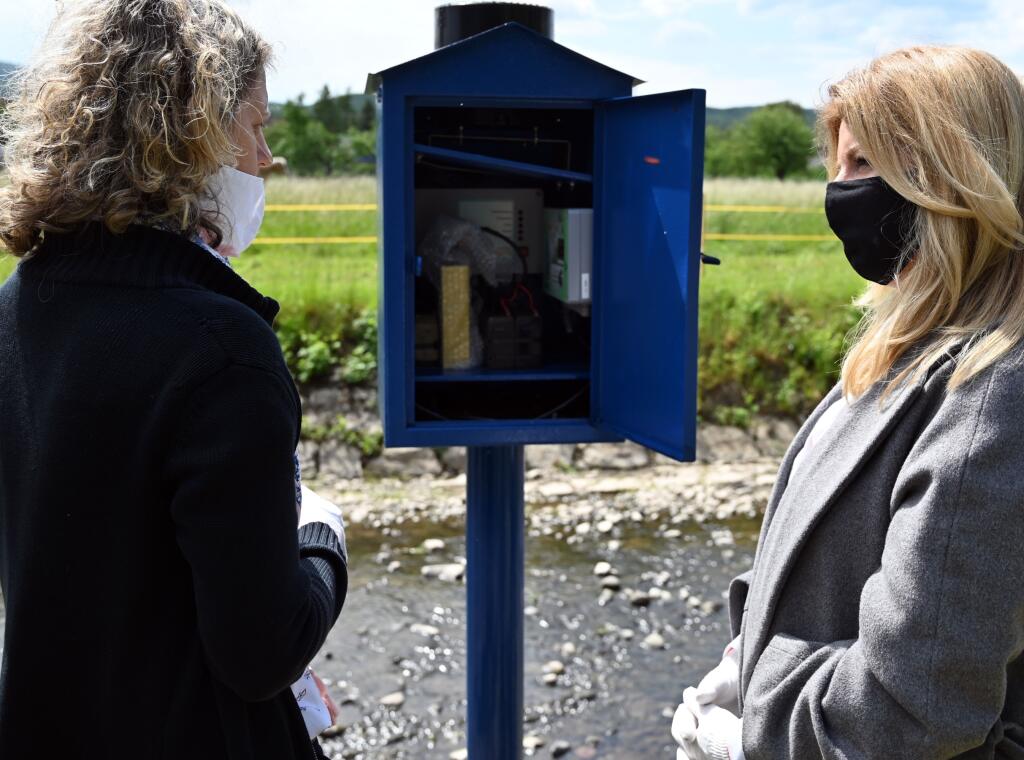 Na snímke prezidentka SR Zuzana Čaputová (vpravo) počas stretnutia s expertmi pri vodomernej stanici SHMÚ Svinický Potok v obci Svinica, okres Košice-okolie vo štvrtok 28. mája 2020. FOTO TASR - Roman Hanc