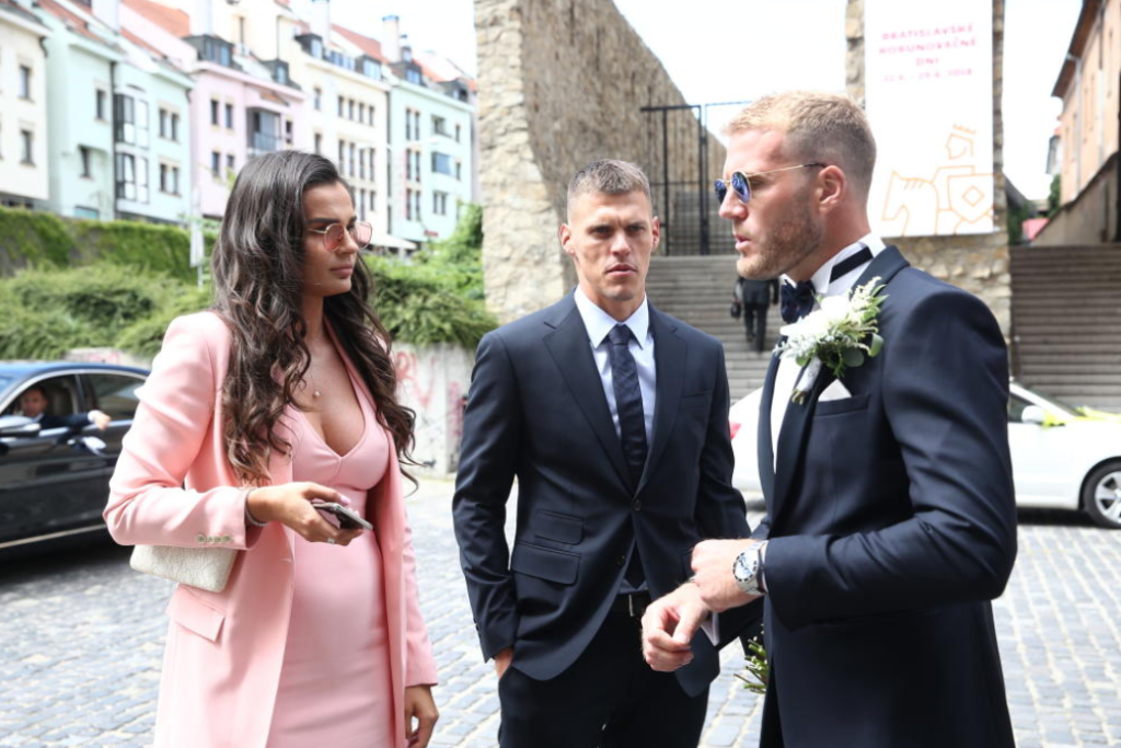 Škrtelova manželka sa často na verejnosti neobjavuje, keď tak urobí, je stredobodom pozornosti. Stalo sa tak aj na svadbe futbalistu Adama Nemca, kde prišla bez podprsenky.