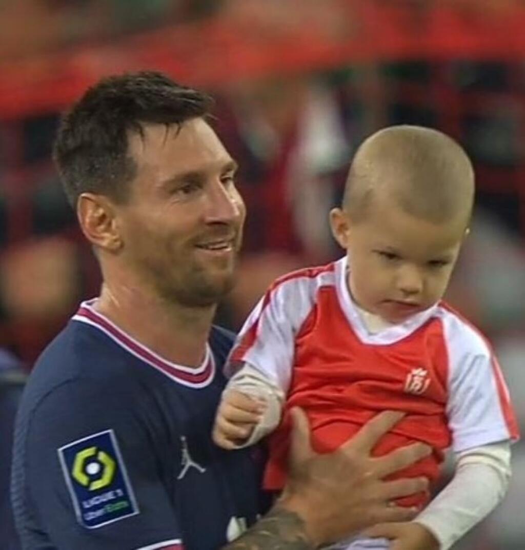 Predrag Rajkovic prišiel za Messim, podal mu do rúk svojho syna, ktorému urobil fotku s futbalovou megahviezdou. Argentínčan prosbu protihráča bez problémov splnil a internet tak obletelo nielen video z kurióznej žiadosti, ale aj fotka, ktorú urobil otec svojmu synovi.