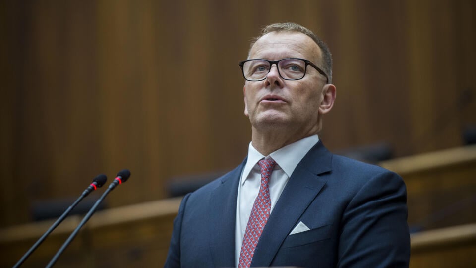 Dosluhujúci predseda Národnej rady (NR) SR Boris Kollár (Sme rodina) počas ustanovujúcej schôdze NR SR IX. volebného obdobia 25. októbra 2023 v Bratislave. FOTO TASR - Jakub Kotian 
