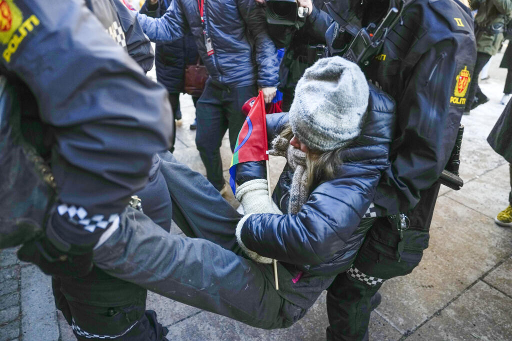 KK36 Oslo - Nórska polícia v stredu na demonštrácii nakrátko zadržala klimatickú aktivistku Gretu Thunbergovú, ktorú spoločne s ďalšími aktivistami vyviedla z budovy tamojšieho ministerstva financií 1. marca 2023 v Osle.  Demonštranti žiadali odstránenie veterných turbín, ktoré boli postavené na územiach využívaných pôvodným sámskym obyvateľstvom na pasenie sobov v strednej časti Nórska. FOTO TASR/AP
Swedish activist Greta Thunberg is carried away during a protest outside the Norwegian Ministry 